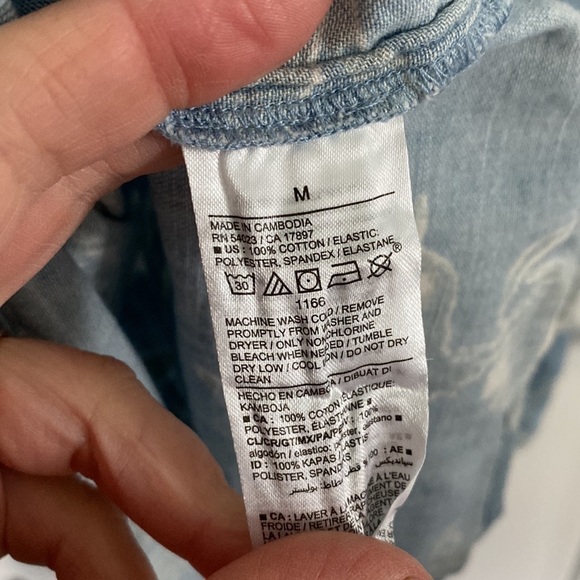 Old Navy Floral Chambray Button Down Blouse - Picture 8 of 10